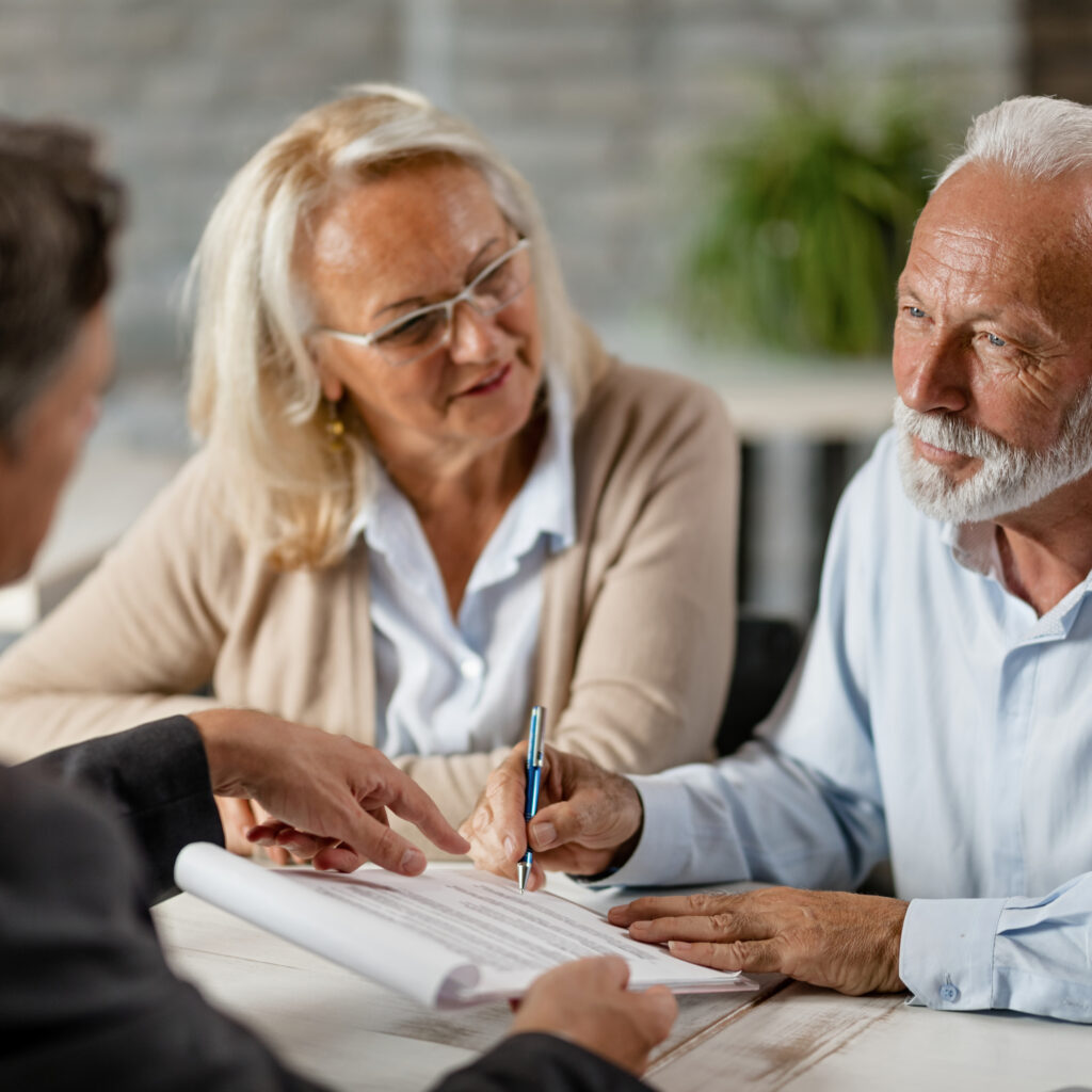 Clientes discutindo aposentadoria com o advogado