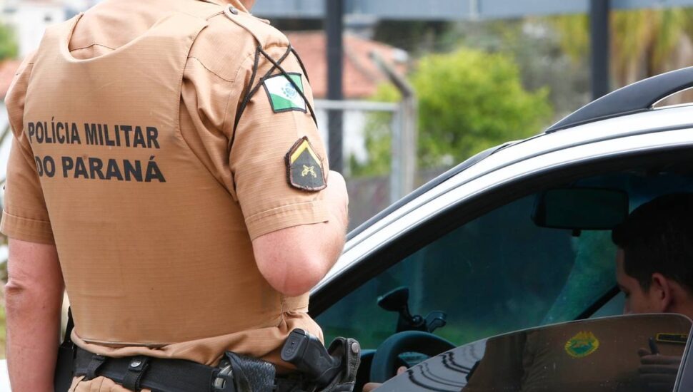 Um policial militar abordando um motorista